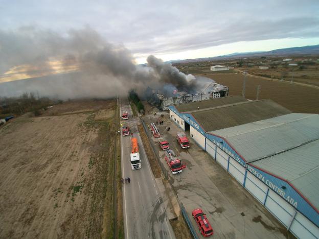 Dotaciones de bomberos de se afanaron en evitar que el fuego saltará a la nave principal. :: Usarralde designs