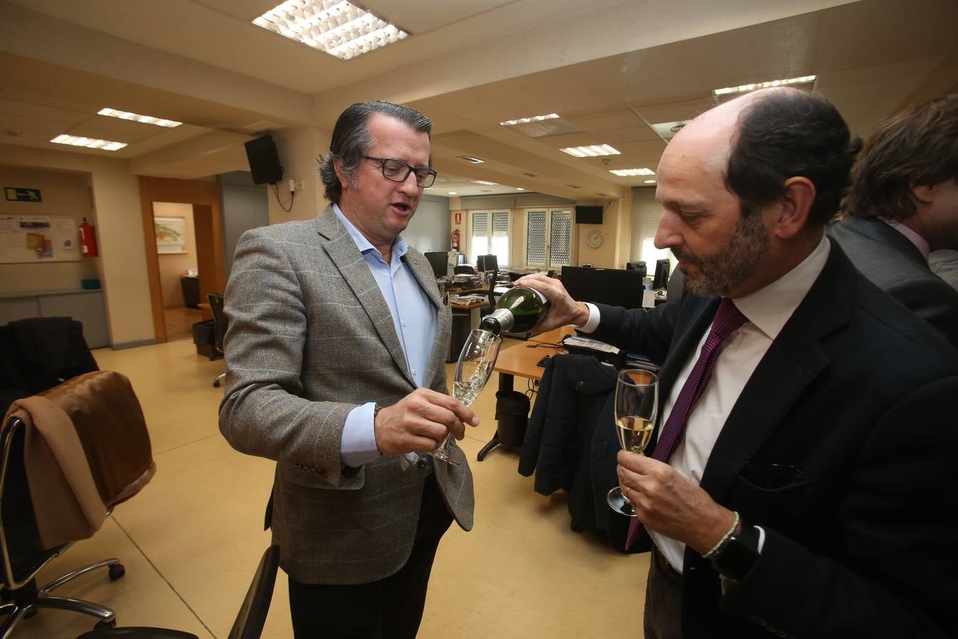 El presidente de La Rioja, José Ignacio Ceniceros, y la alcaldesa de Logroño, Cuca Gamarra, junto con miembros del ejecutivo regional y del Ayuntamiento, visitaron la multimedia de Diario LA RIOJA y TVR para celebrar el tradicional brindis madrileño.