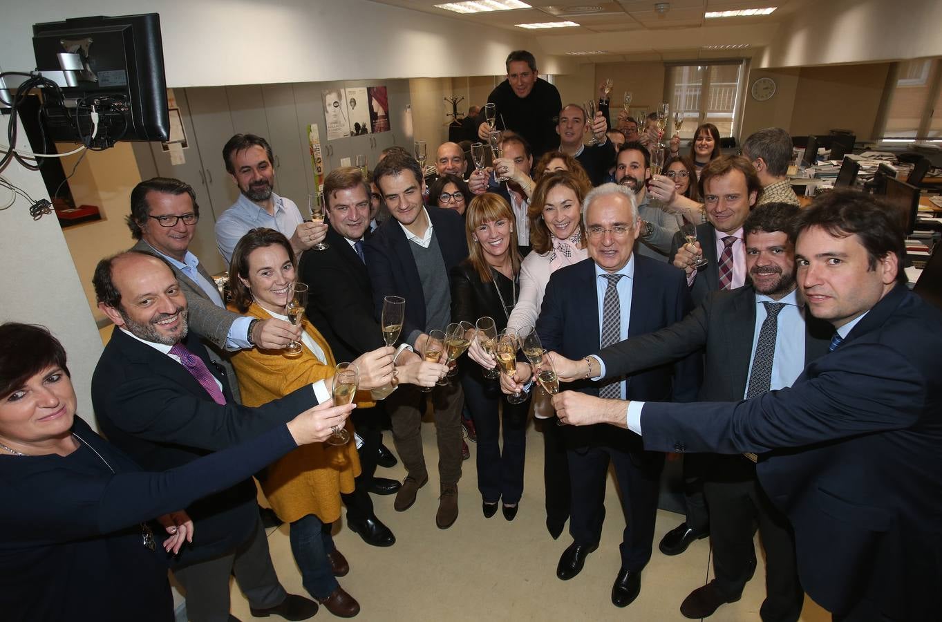 El presidente de La Rioja, José Ignacio Ceniceros, y la alcaldesa de Logroño, Cuca Gamarra, junto con miembros del ejecutivo regional y del Ayuntamiento, visitaron la multimedia de Diario LA RIOJA y TVR para celebrar el tradicional brindis madrileño.