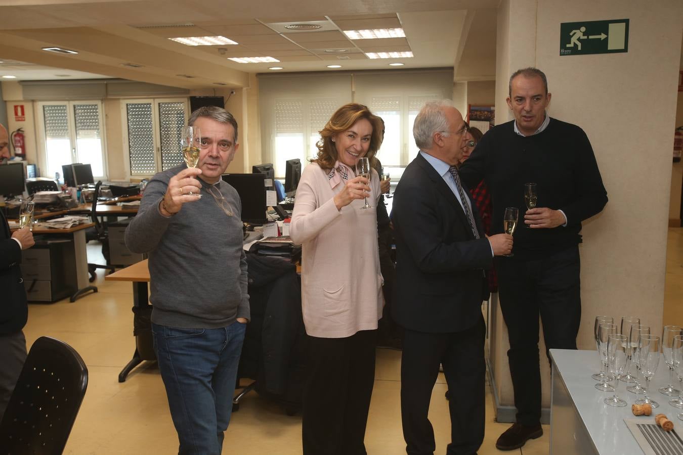 El presidente de La Rioja, José Ignacio Ceniceros, y la alcaldesa de Logroño, Cuca Gamarra, junto con miembros del ejecutivo regional y del Ayuntamiento, visitaron la multimedia de Diario LA RIOJA y TVR para celebrar el tradicional brindis madrileño.