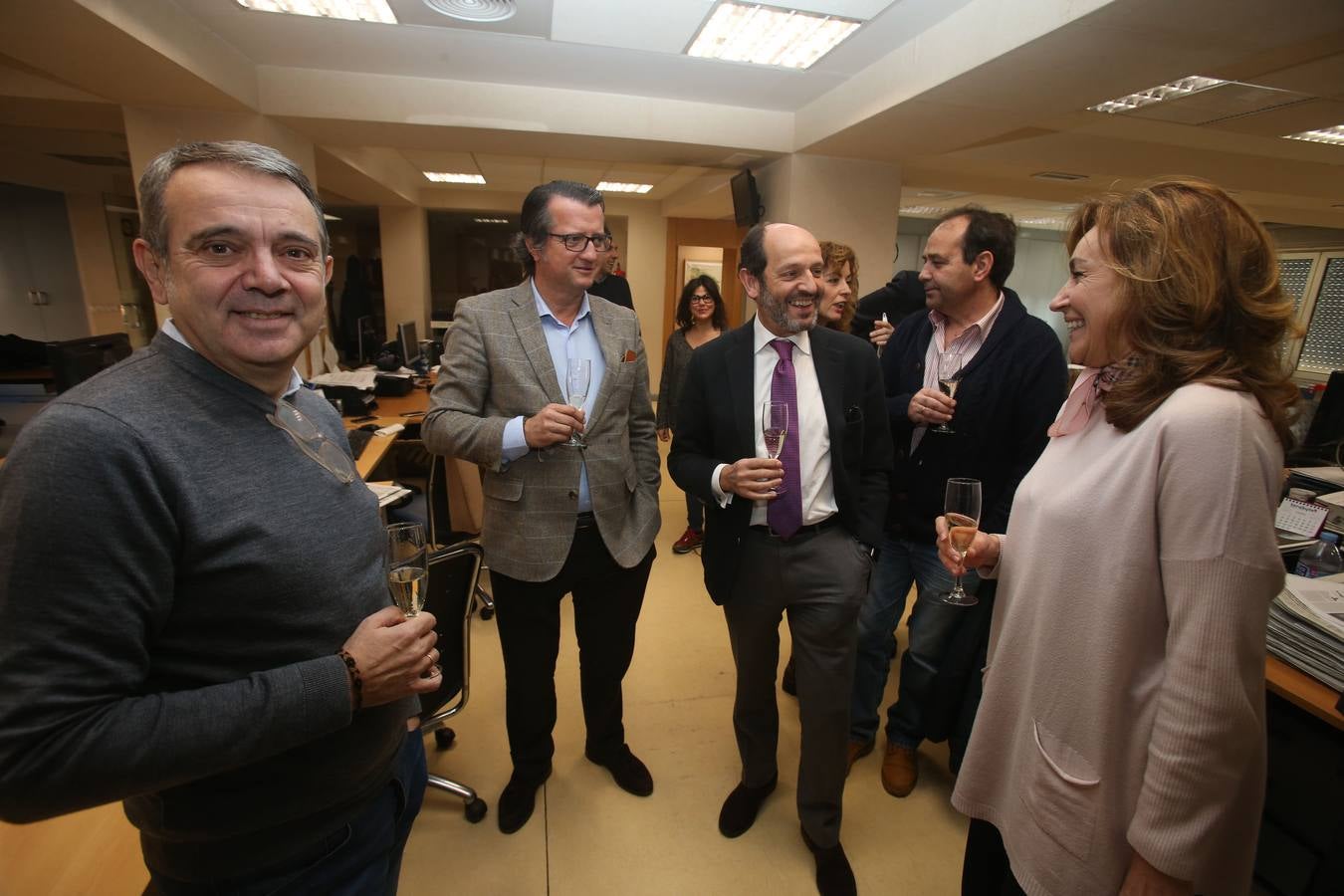 El presidente de La Rioja, José Ignacio Ceniceros, y la alcaldesa de Logroño, Cuca Gamarra, junto con miembros del ejecutivo regional y del Ayuntamiento, visitaron la multimedia de Diario LA RIOJA y TVR para celebrar el tradicional brindis madrileño.