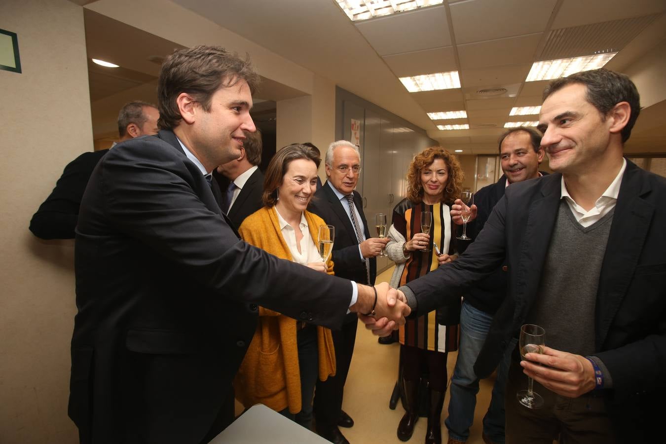 El presidente de La Rioja, José Ignacio Ceniceros, y la alcaldesa de Logroño, Cuca Gamarra, junto con miembros del ejecutivo regional y del Ayuntamiento, visitaron la multimedia de Diario LA RIOJA y TVR para celebrar el tradicional brindis madrileño.