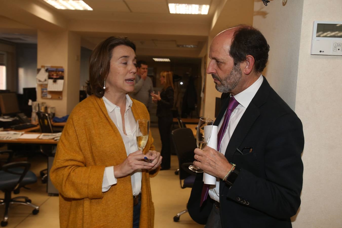 El presidente de La Rioja, José Ignacio Ceniceros, y la alcaldesa de Logroño, Cuca Gamarra, junto con miembros del ejecutivo regional y del Ayuntamiento, visitaron la multimedia de Diario LA RIOJA y TVR para celebrar el tradicional brindis madrileño.