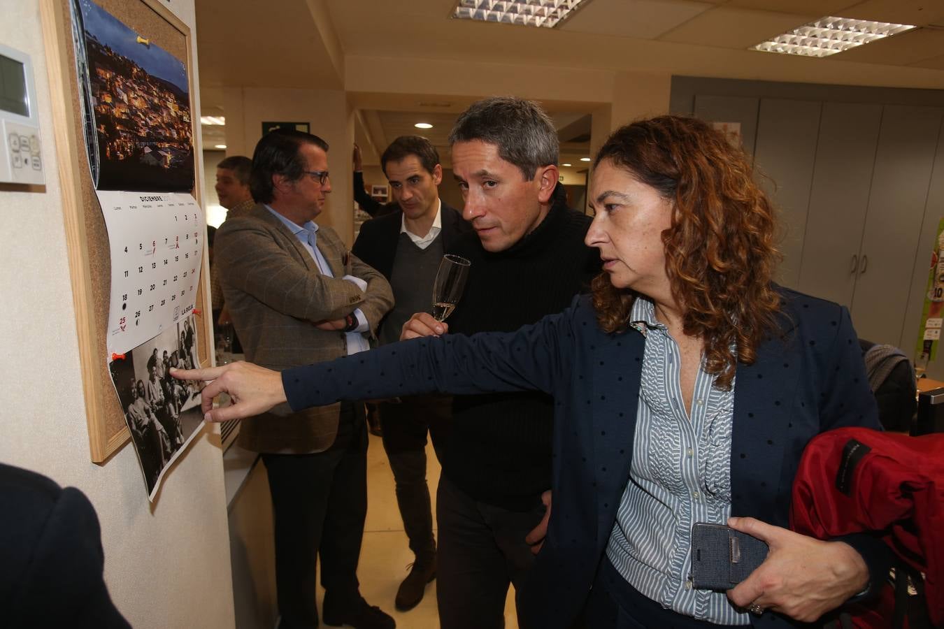 El presidente de La Rioja, José Ignacio Ceniceros, y la alcaldesa de Logroño, Cuca Gamarra, junto con miembros del ejecutivo regional y del Ayuntamiento, visitaron la multimedia de Diario LA RIOJA y TVR para celebrar el tradicional brindis madrileño.