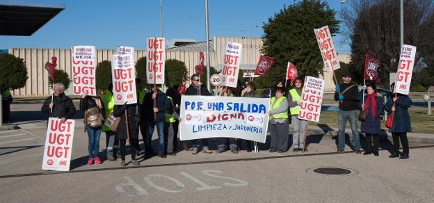 Concentración ayer de UGT-Rioja en apoyo a los trabajadores de limpieza y jardinería de la planta de Altadis