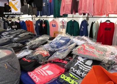 Imagen secundaria 1 - Redada en el mercadillo de Las Norias: seis detenidos por vender ropa falsificada