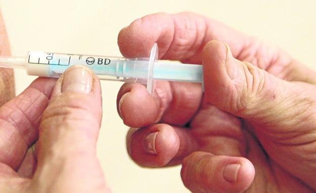 Según la mayoría de expertos, la vacuna es el arma más efectiva para prevenir la parotiditis. :: L.R.