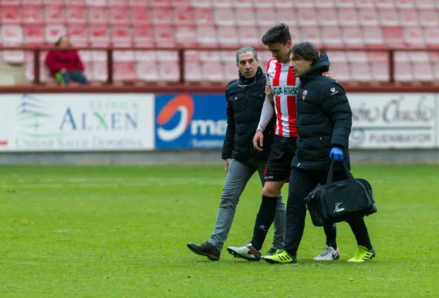 Zubiri, apoyado en el médico y el fisio, sale del campo lesionado.