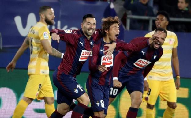 Takashi Inui (c) celebra con Charles y Bebé el gol que abrió el marcador ante el Girona. 