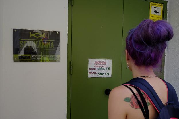 Una usuaria, a las puertas de un club de cannabis de Sevilla. :: JESúS SPINOLA