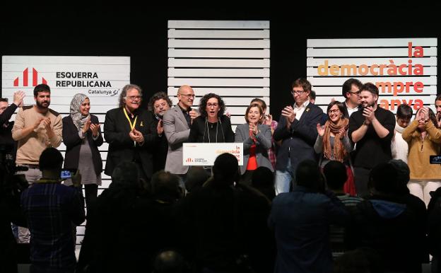 La número dos de Esquerra, Marta Rovira, celebra con la plana mayor de su partido la mayoría de las fuerzas independentistas. :: Jaime García
