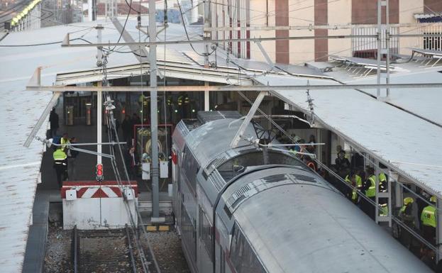 Vista del tren de Cercanías que ha chocado con la topera en una vía de la estación de Alcalá de Henares.