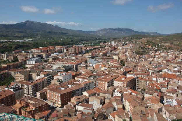 Panorámica de la ciudad del calzado, casco viejo y zona nueva, con peña Isasa al fondo. :: 