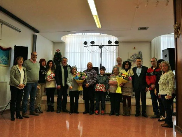 Las autoridades posan junto a los homenajeados. :: 