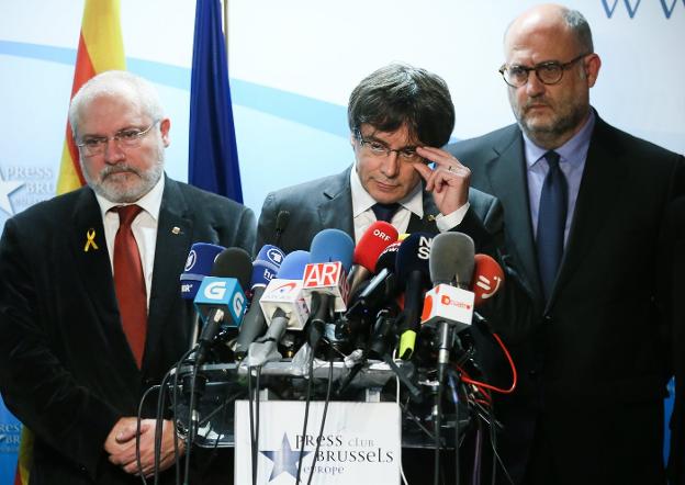 Carles Puigdemont comparece ayer en Bruselas. :: Stephanie Lecocq / efe