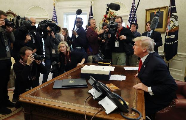 El presidente Trump firmó ayer en el Despacho Oval y ante los periodistas su controvertida reforma fiscal. :: Chip Somodevilla / afp