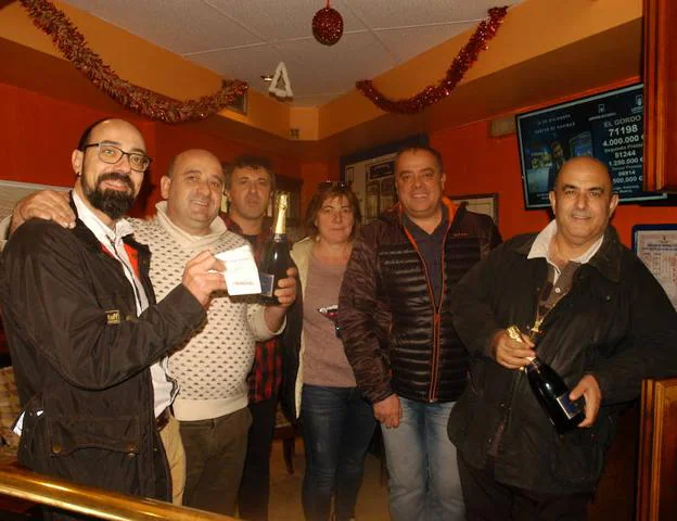 Amigos agraciados con un quinto premio en Cervera del Río Alhama. :: 