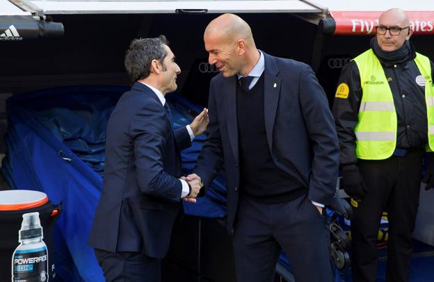 Valverde y Zidane se saludan antes de empezar el partido.

