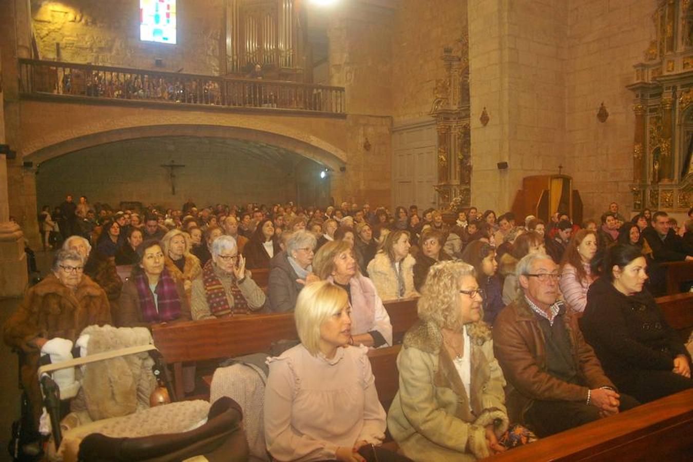 Emoción y alegría a partes iguales en la iglesia de Cenicero donde se revivió el belén viviente de la ciudad. Los participantes, grandes y pequeños, además de los familiares disfrutaron de una jornada en la que se avivó el sentimiento navideño y la tradición religiosa.