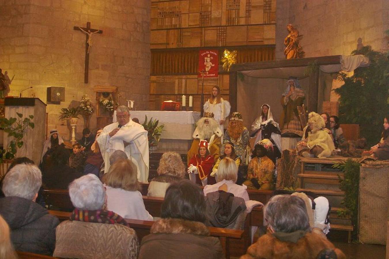 Emoción y alegría a partes iguales en la iglesia de Cenicero donde se revivió el belén viviente de la ciudad. Los participantes, grandes y pequeños, además de los familiares disfrutaron de una jornada en la que se avivó el sentimiento navideño y la tradición religiosa.