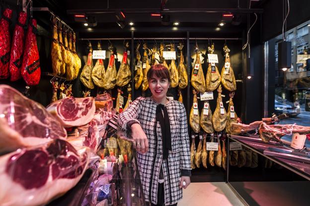 Judit Pérez posa en la que es la cuarta tienda en Logroño de 'Lugar de Sabores', ubicada en Vara de Rey. 