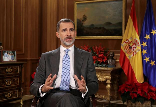 El Rey se dirige a los españoles la pasada noche del día 24 en su mensaje de Navidad. :: Reuters
