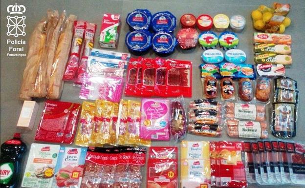 Paquetes de embutidos y otros productos de supermercados encontrados en el vechículo de los detenidos. 