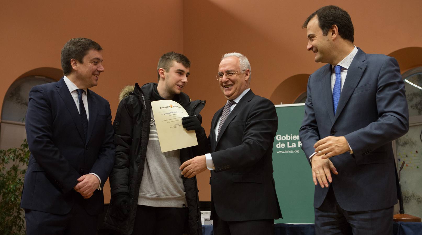 Un total de 57 alumnos y 15 coordinadores y profesores delegados de La Rioja han sido reconocidos hoy como destacados por su "de excelencia académica"