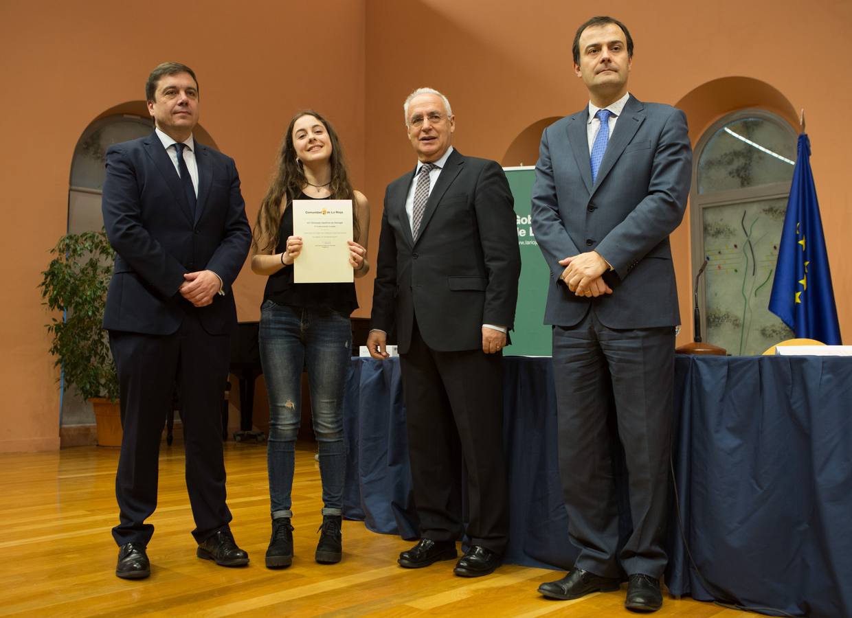 Un total de 57 alumnos y 15 coordinadores y profesores delegados de La Rioja han sido reconocidos hoy como destacados por su "de excelencia académica"