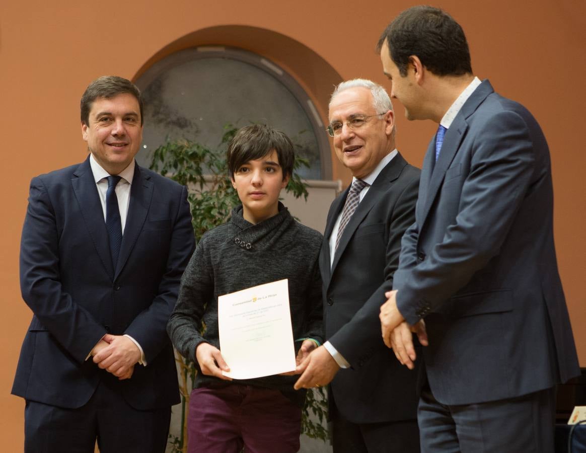 Un total de 57 alumnos y 15 coordinadores y profesores delegados de La Rioja han sido reconocidos hoy como destacados por su "de excelencia académica"