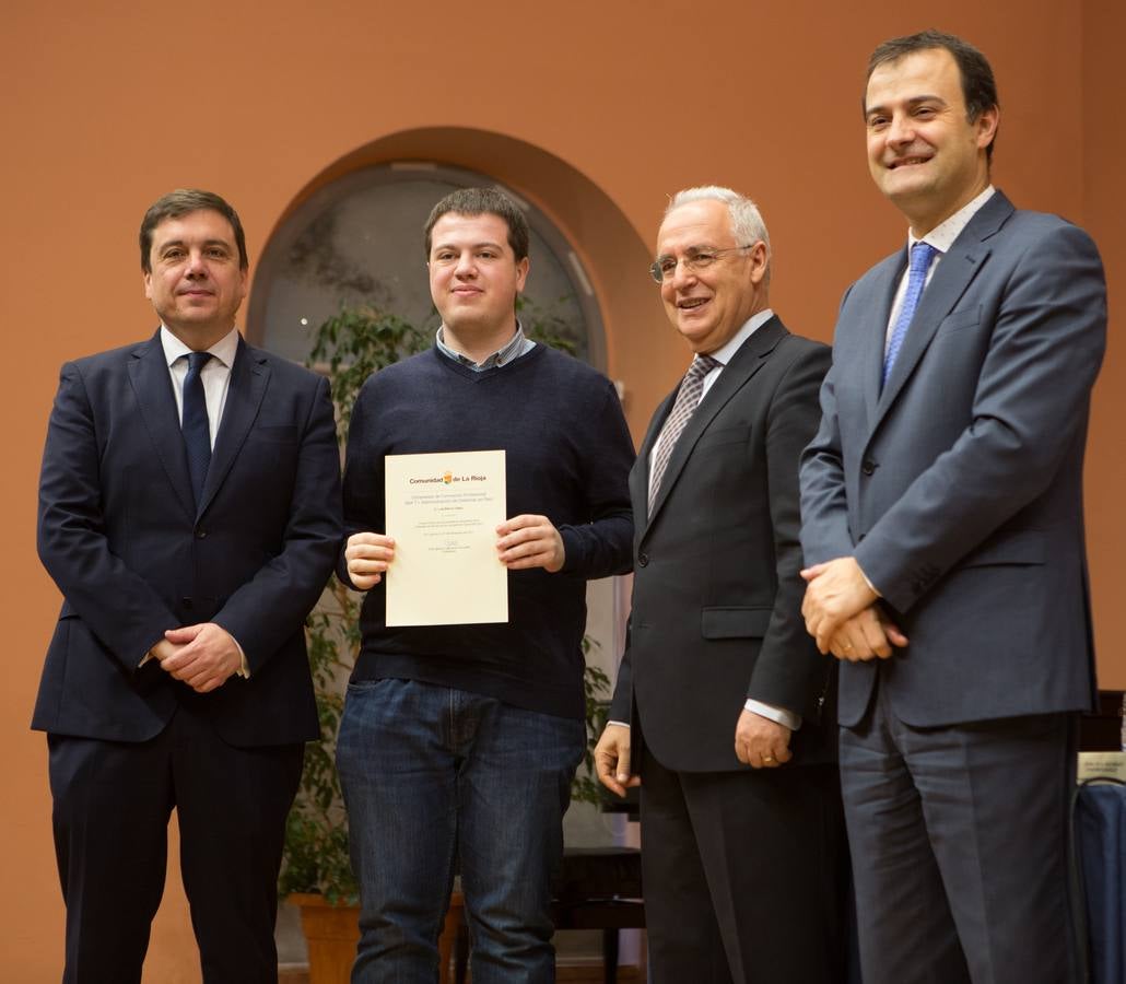 Un total de 57 alumnos y 15 coordinadores y profesores delegados de La Rioja han sido reconocidos hoy como destacados por su "de excelencia académica"