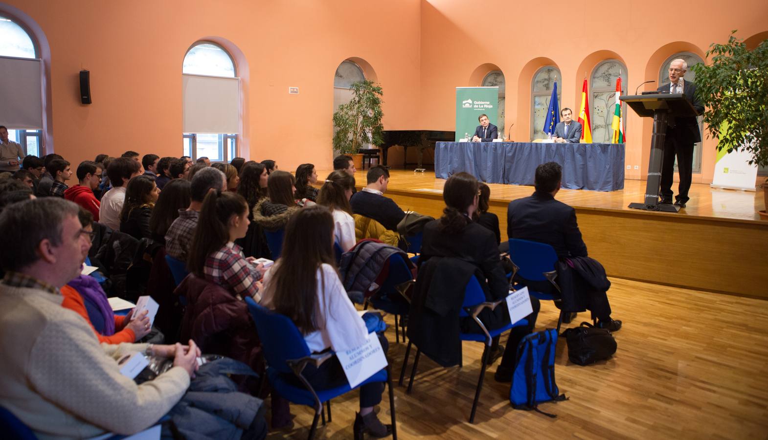 Un total de 57 alumnos y 15 coordinadores y profesores delegados de La Rioja han sido reconocidos hoy como destacados por su "de excelencia académica"