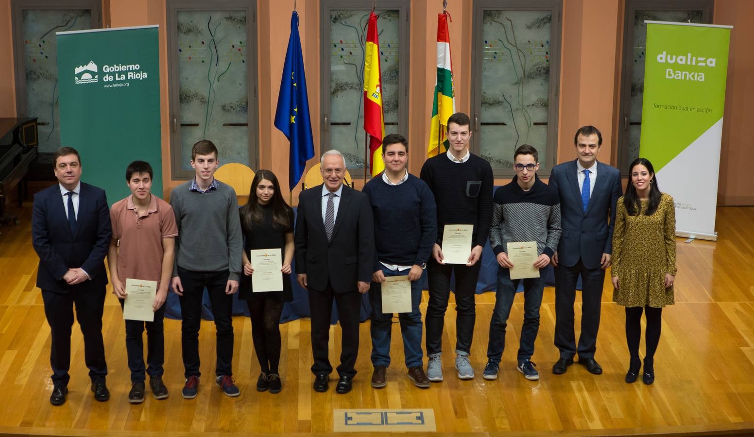 Un total de 57 alumnos y 15 coordinadores y profesores delegados de La Rioja han sido reconocidos hoy como destacados por su "de excelencia académica"