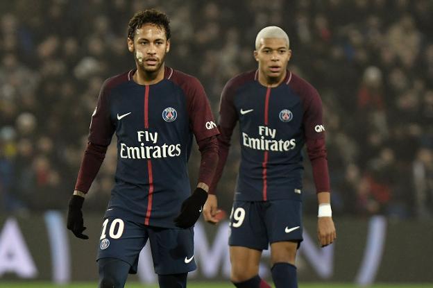 El brasileño Neymar y el francés Kylian Mbappé, expectantes, durante un partido del París Saint-Germain en el Parque de los Príncipes. :: EFE