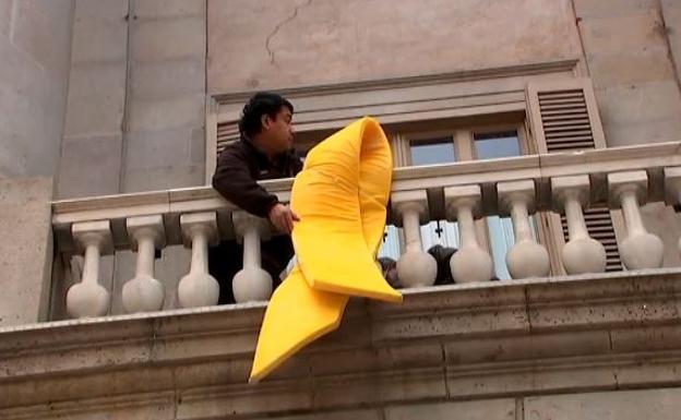 El Ayuntamiento de Barcelona cuelga un lazo amarillo para reclamar la libertad de los presos