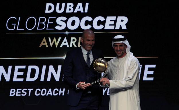 Zinedine Zidane, recibiendo el premio Globe Soccer.