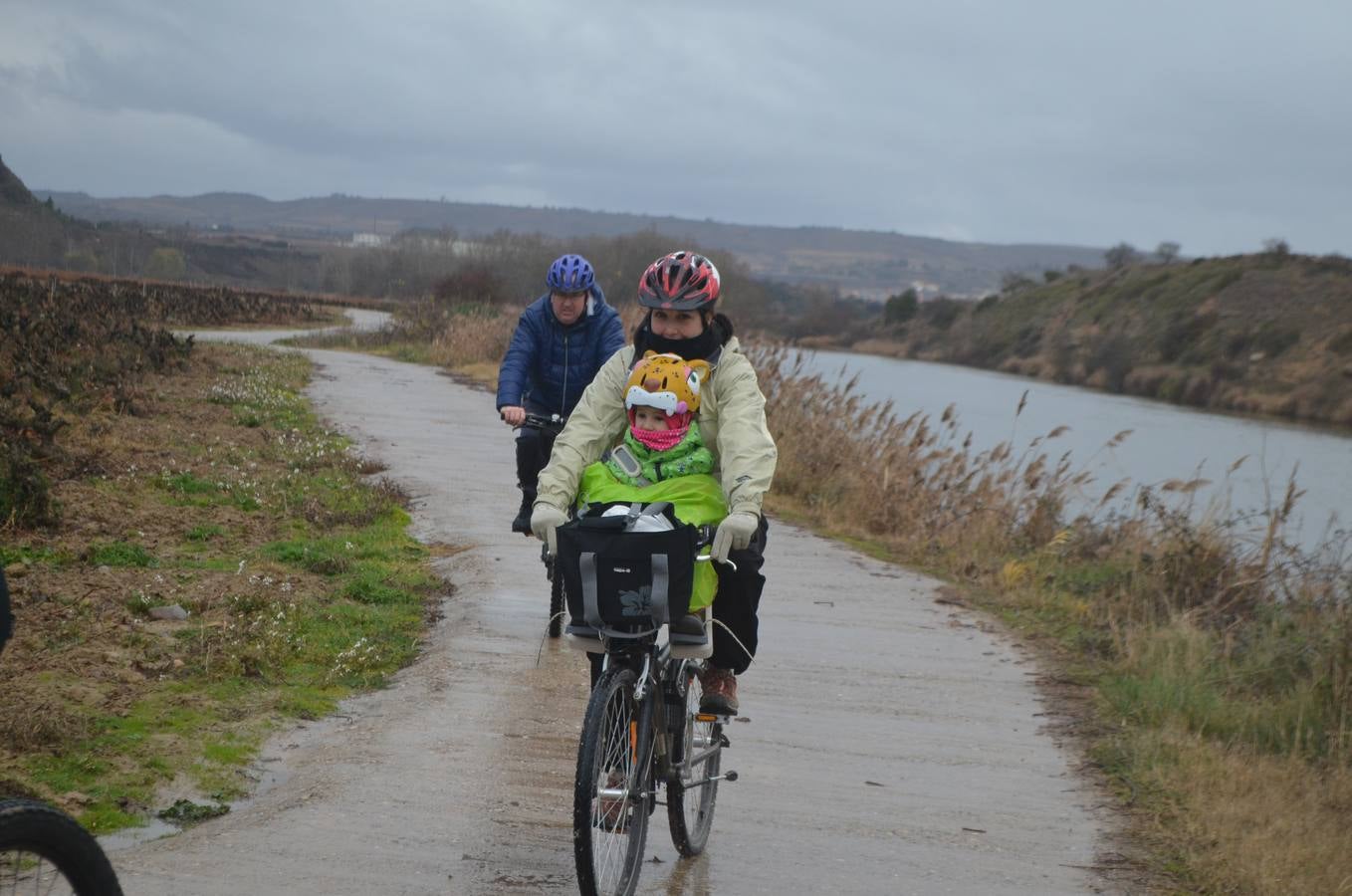 Dentro de las actividades navideñas que ha preparado el Ayuntamiento para estas fechas, la mañana del jueves fue el turno del ciclismo con un paseo cicloturista con la presencia del medallista olímpico de Mountain Bike Carlos Coloma acompañado de sus compañeros del Coloma Bike Club que mantienen en Fuenmayor una escuela de ciclismo dentro dela oferta deportiva municipal que engloba a muchos deportes. Coloma estuvo acompañado además por la joven promesa Vlad Dascalu, que con tan solo 19  años ya es uno de los mejores bikers sub-23 del mundo. Unos 30 ciclistas de todas las edades participaron en este paseo desafiando la desapacible mañana pero contentos de poder pedalear al lado de todo un medallista olímpico que demostró además su gran categoría humana ayudando a los más pequeños e incluso arreglando un pinchazo a uno de ellos. Esta es una más de las numerosas actividades deportivas, festivas y culturales que se han preparado para este periodo navideña en Fuenmayor.