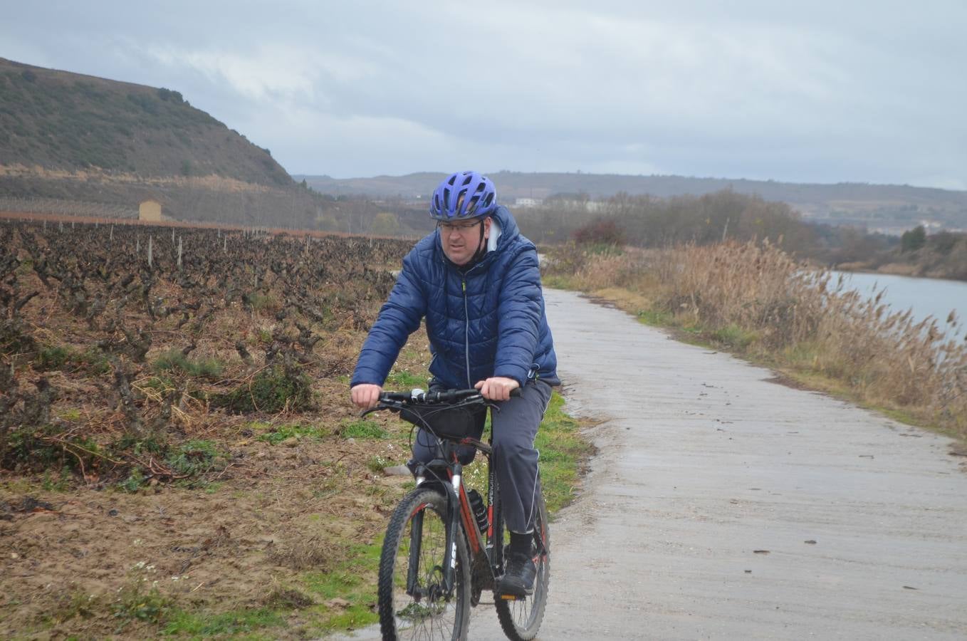 Dentro de las actividades navideñas que ha preparado el Ayuntamiento para estas fechas, la mañana del jueves fue el turno del ciclismo con un paseo cicloturista con la presencia del medallista olímpico de Mountain Bike Carlos Coloma acompañado de sus compañeros del Coloma Bike Club que mantienen en Fuenmayor una escuela de ciclismo dentro dela oferta deportiva municipal que engloba a muchos deportes. Coloma estuvo acompañado además por la joven promesa Vlad Dascalu, que con tan solo 19  años ya es uno de los mejores bikers sub-23 del mundo. Unos 30 ciclistas de todas las edades participaron en este paseo desafiando la desapacible mañana pero contentos de poder pedalear al lado de todo un medallista olímpico que demostró además su gran categoría humana ayudando a los más pequeños e incluso arreglando un pinchazo a uno de ellos. Esta es una más de las numerosas actividades deportivas, festivas y culturales que se han preparado para este periodo navideña en Fuenmayor.