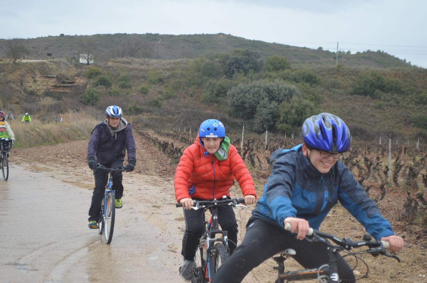 Dentro de las actividades navideñas que ha preparado el Ayuntamiento para estas fechas, la mañana del jueves fue el turno del ciclismo con un paseo cicloturista con la presencia del medallista olímpico de Mountain Bike Carlos Coloma acompañado de sus compañeros del Coloma Bike Club que mantienen en Fuenmayor una escuela de ciclismo dentro dela oferta deportiva municipal que engloba a muchos deportes. Coloma estuvo acompañado además por la joven promesa Vlad Dascalu, que con tan solo 19  años ya es uno de los mejores bikers sub-23 del mundo. Unos 30 ciclistas de todas las edades participaron en este paseo desafiando la desapacible mañana pero contentos de poder pedalear al lado de todo un medallista olímpico que demostró además su gran categoría humana ayudando a los más pequeños e incluso arreglando un pinchazo a uno de ellos. Esta es una más de las numerosas actividades deportivas, festivas y culturales que se han preparado para este periodo navideña en Fuenmayor.