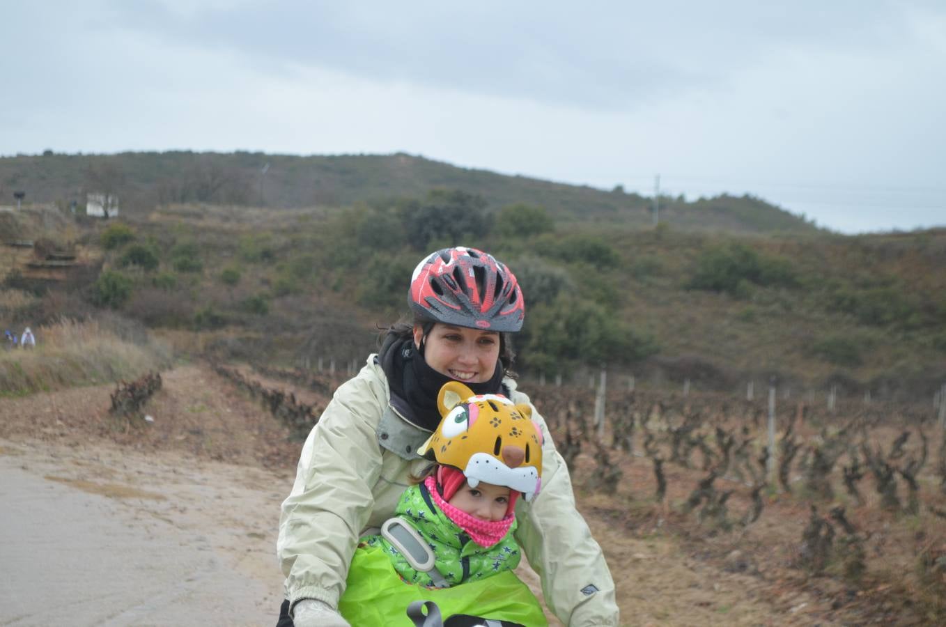 Dentro de las actividades navideñas que ha preparado el Ayuntamiento para estas fechas, la mañana del jueves fue el turno del ciclismo con un paseo cicloturista con la presencia del medallista olímpico de Mountain Bike Carlos Coloma acompañado de sus compañeros del Coloma Bike Club que mantienen en Fuenmayor una escuela de ciclismo dentro dela oferta deportiva municipal que engloba a muchos deportes. Coloma estuvo acompañado además por la joven promesa Vlad Dascalu, que con tan solo 19  años ya es uno de los mejores bikers sub-23 del mundo. Unos 30 ciclistas de todas las edades participaron en este paseo desafiando la desapacible mañana pero contentos de poder pedalear al lado de todo un medallista olímpico que demostró además su gran categoría humana ayudando a los más pequeños e incluso arreglando un pinchazo a uno de ellos. Esta es una más de las numerosas actividades deportivas, festivas y culturales que se han preparado para este periodo navideña en Fuenmayor.