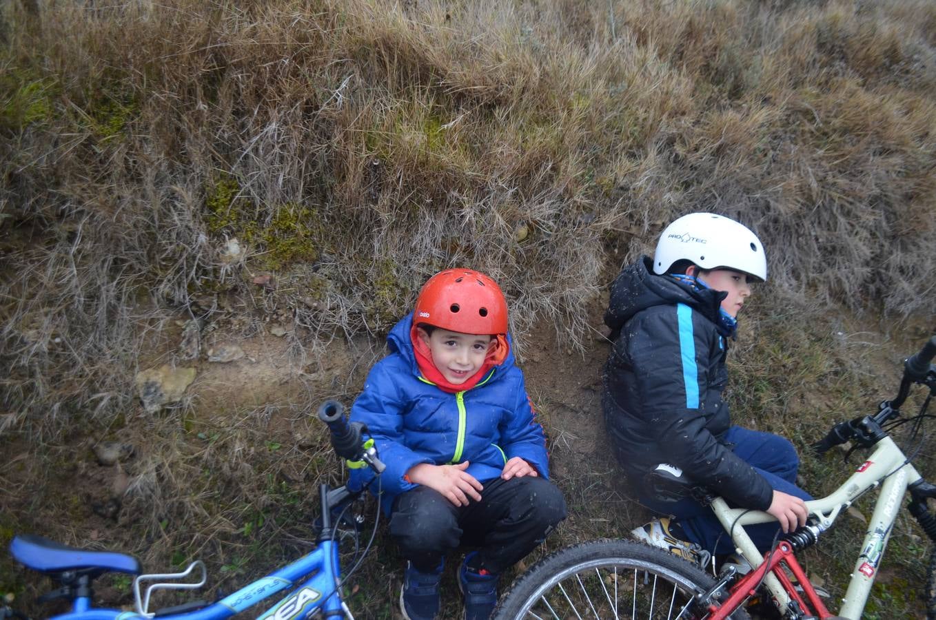 Dentro de las actividades navideñas que ha preparado el Ayuntamiento para estas fechas, la mañana del jueves fue el turno del ciclismo con un paseo cicloturista con la presencia del medallista olímpico de Mountain Bike Carlos Coloma acompañado de sus compañeros del Coloma Bike Club que mantienen en Fuenmayor una escuela de ciclismo dentro dela oferta deportiva municipal que engloba a muchos deportes. Coloma estuvo acompañado además por la joven promesa Vlad Dascalu, que con tan solo 19  años ya es uno de los mejores bikers sub-23 del mundo. Unos 30 ciclistas de todas las edades participaron en este paseo desafiando la desapacible mañana pero contentos de poder pedalear al lado de todo un medallista olímpico que demostró además su gran categoría humana ayudando a los más pequeños e incluso arreglando un pinchazo a uno de ellos. Esta es una más de las numerosas actividades deportivas, festivas y culturales que se han preparado para este periodo navideña en Fuenmayor.