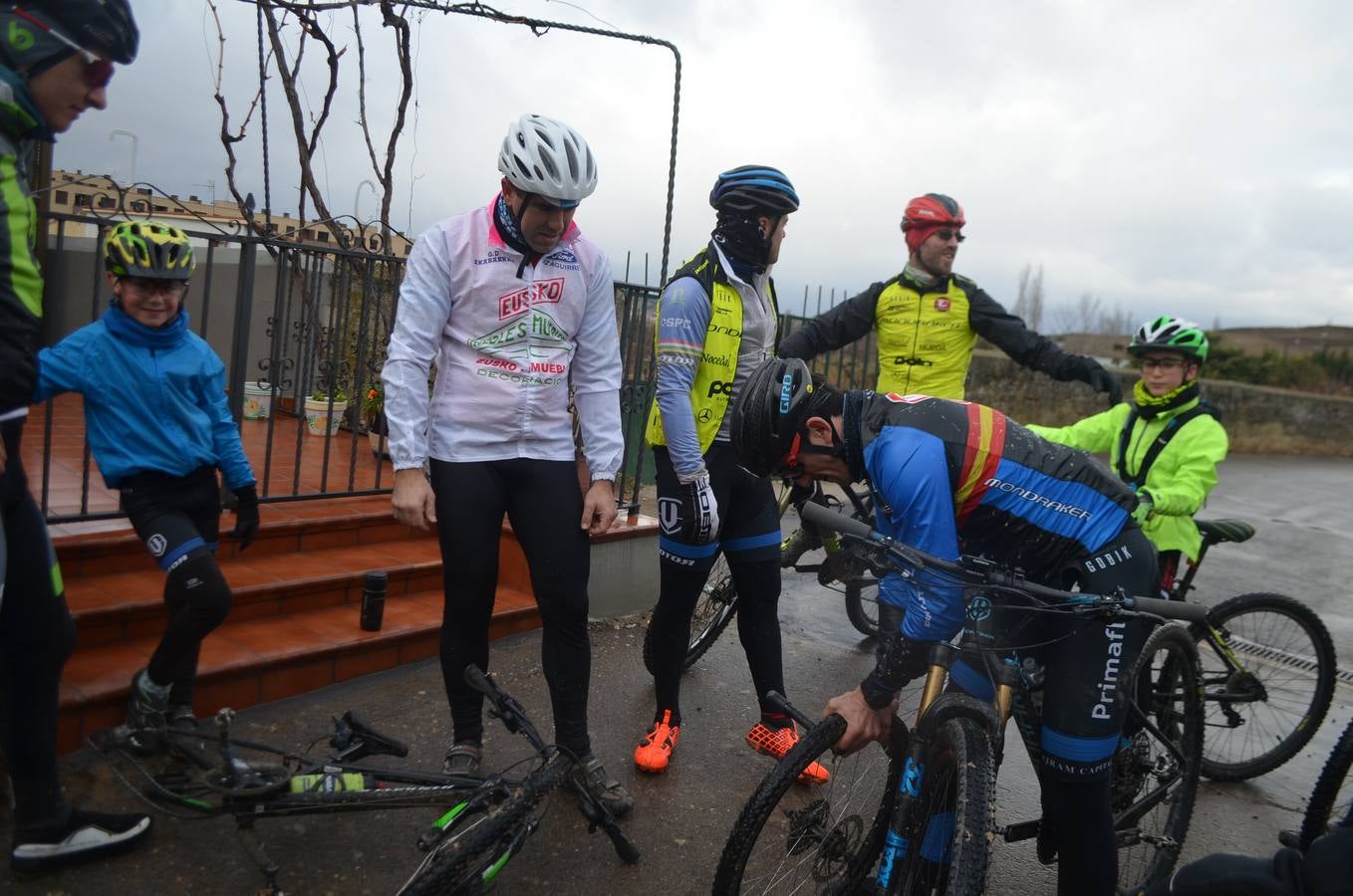 Dentro de las actividades navideñas que ha preparado el Ayuntamiento para estas fechas, la mañana del jueves fue el turno del ciclismo con un paseo cicloturista con la presencia del medallista olímpico de Mountain Bike Carlos Coloma acompañado de sus compañeros del Coloma Bike Club que mantienen en Fuenmayor una escuela de ciclismo dentro dela oferta deportiva municipal que engloba a muchos deportes. Coloma estuvo acompañado además por la joven promesa Vlad Dascalu, que con tan solo 19  años ya es uno de los mejores bikers sub-23 del mundo. Unos 30 ciclistas de todas las edades participaron en este paseo desafiando la desapacible mañana pero contentos de poder pedalear al lado de todo un medallista olímpico que demostró además su gran categoría humana ayudando a los más pequeños e incluso arreglando un pinchazo a uno de ellos. Esta es una más de las numerosas actividades deportivas, festivas y culturales que se han preparado para este periodo navideña en Fuenmayor.