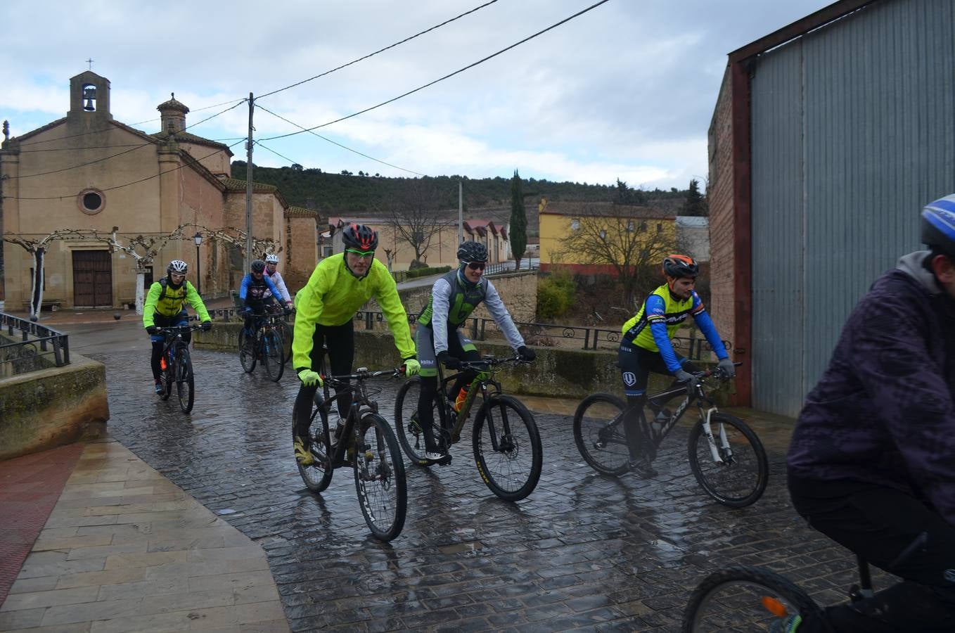 Dentro de las actividades navideñas que ha preparado el Ayuntamiento para estas fechas, la mañana del jueves fue el turno del ciclismo con un paseo cicloturista con la presencia del medallista olímpico de Mountain Bike Carlos Coloma acompañado de sus compañeros del Coloma Bike Club que mantienen en Fuenmayor una escuela de ciclismo dentro dela oferta deportiva municipal que engloba a muchos deportes. Coloma estuvo acompañado además por la joven promesa Vlad Dascalu, que con tan solo 19  años ya es uno de los mejores bikers sub-23 del mundo. Unos 30 ciclistas de todas las edades participaron en este paseo desafiando la desapacible mañana pero contentos de poder pedalear al lado de todo un medallista olímpico que demostró además su gran categoría humana ayudando a los más pequeños e incluso arreglando un pinchazo a uno de ellos. Esta es una más de las numerosas actividades deportivas, festivas y culturales que se han preparado para este periodo navideña en Fuenmayor.