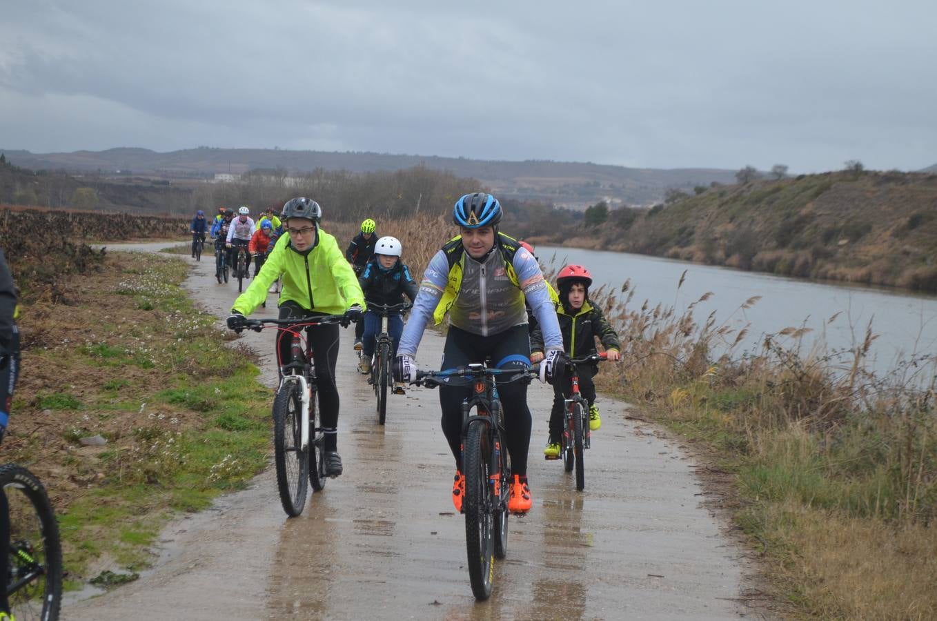 Dentro de las actividades navideñas que ha preparado el Ayuntamiento para estas fechas, la mañana del jueves fue el turno del ciclismo con un paseo cicloturista con la presencia del medallista olímpico de Mountain Bike Carlos Coloma acompañado de sus compañeros del Coloma Bike Club que mantienen en Fuenmayor una escuela de ciclismo dentro dela oferta deportiva municipal que engloba a muchos deportes. Coloma estuvo acompañado además por la joven promesa Vlad Dascalu, que con tan solo 19  años ya es uno de los mejores bikers sub-23 del mundo. Unos 30 ciclistas de todas las edades participaron en este paseo desafiando la desapacible mañana pero contentos de poder pedalear al lado de todo un medallista olímpico que demostró además su gran categoría humana ayudando a los más pequeños e incluso arreglando un pinchazo a uno de ellos. Esta es una más de las numerosas actividades deportivas, festivas y culturales que se han preparado para este periodo navideña en Fuenmayor.