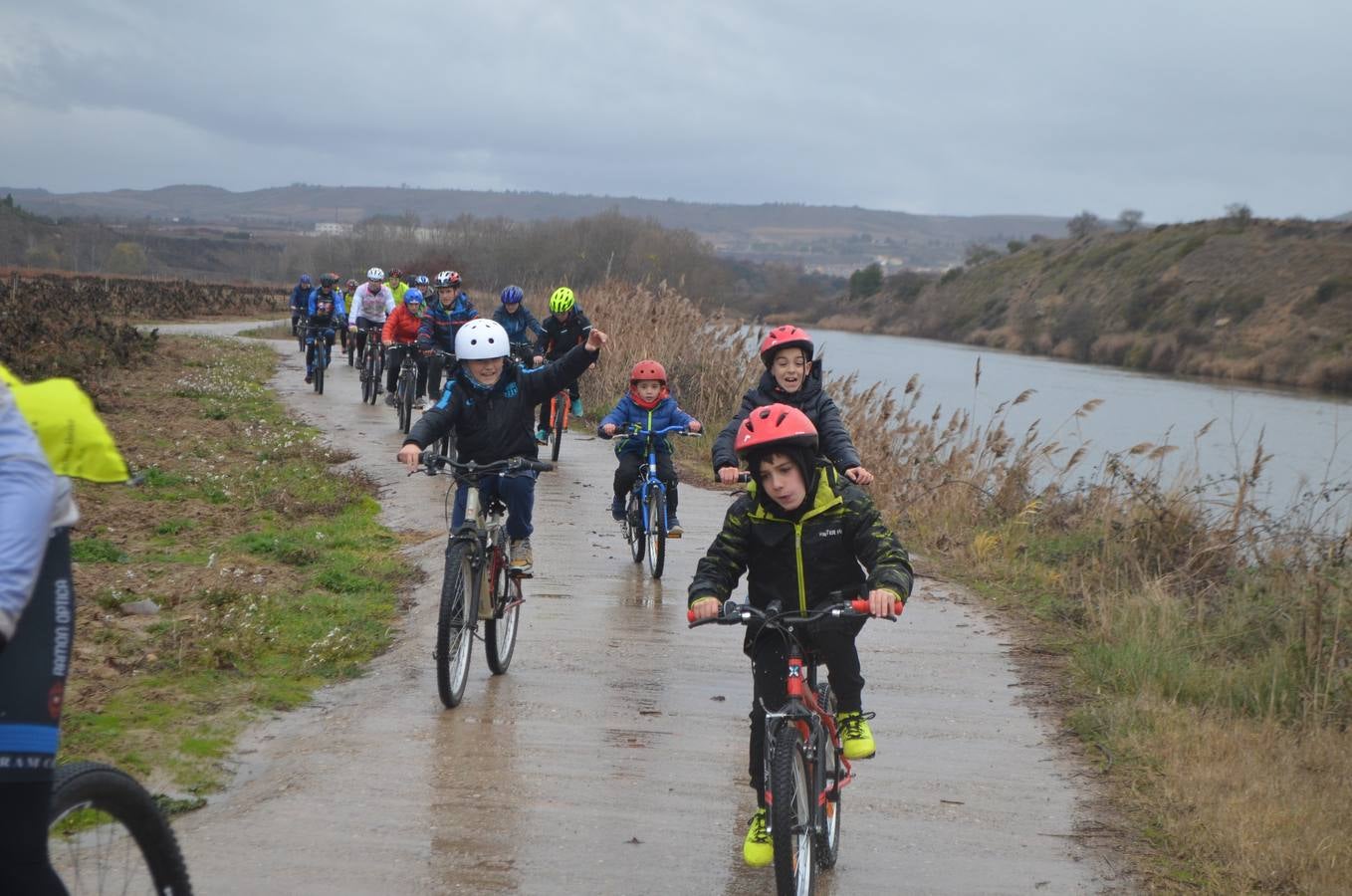 Dentro de las actividades navideñas que ha preparado el Ayuntamiento para estas fechas, la mañana del jueves fue el turno del ciclismo con un paseo cicloturista con la presencia del medallista olímpico de Mountain Bike Carlos Coloma acompañado de sus compañeros del Coloma Bike Club que mantienen en Fuenmayor una escuela de ciclismo dentro dela oferta deportiva municipal que engloba a muchos deportes. Coloma estuvo acompañado además por la joven promesa Vlad Dascalu, que con tan solo 19  años ya es uno de los mejores bikers sub-23 del mundo. Unos 30 ciclistas de todas las edades participaron en este paseo desafiando la desapacible mañana pero contentos de poder pedalear al lado de todo un medallista olímpico que demostró además su gran categoría humana ayudando a los más pequeños e incluso arreglando un pinchazo a uno de ellos. Esta es una más de las numerosas actividades deportivas, festivas y culturales que se han preparado para este periodo navideña en Fuenmayor.
