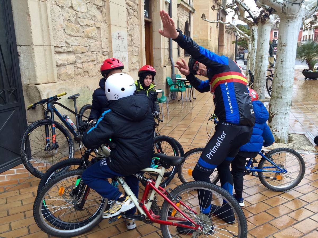Dentro de las actividades navideñas que ha preparado el Ayuntamiento para estas fechas, la mañana del jueves fue el turno del ciclismo con un paseo cicloturista con la presencia del medallista olímpico de Mountain Bike Carlos Coloma acompañado de sus compañeros del Coloma Bike Club que mantienen en Fuenmayor una escuela de ciclismo dentro dela oferta deportiva municipal que engloba a muchos deportes. Coloma estuvo acompañado además por la joven promesa Vlad Dascalu, que con tan solo 19  años ya es uno de los mejores bikers sub-23 del mundo. Unos 30 ciclistas de todas las edades participaron en este paseo desafiando la desapacible mañana pero contentos de poder pedalear al lado de todo un medallista olímpico que demostró además su gran categoría humana ayudando a los más pequeños e incluso arreglando un pinchazo a uno de ellos. Esta es una más de las numerosas actividades deportivas, festivas y culturales que se han preparado para este periodo navideña en Fuenmayor.
