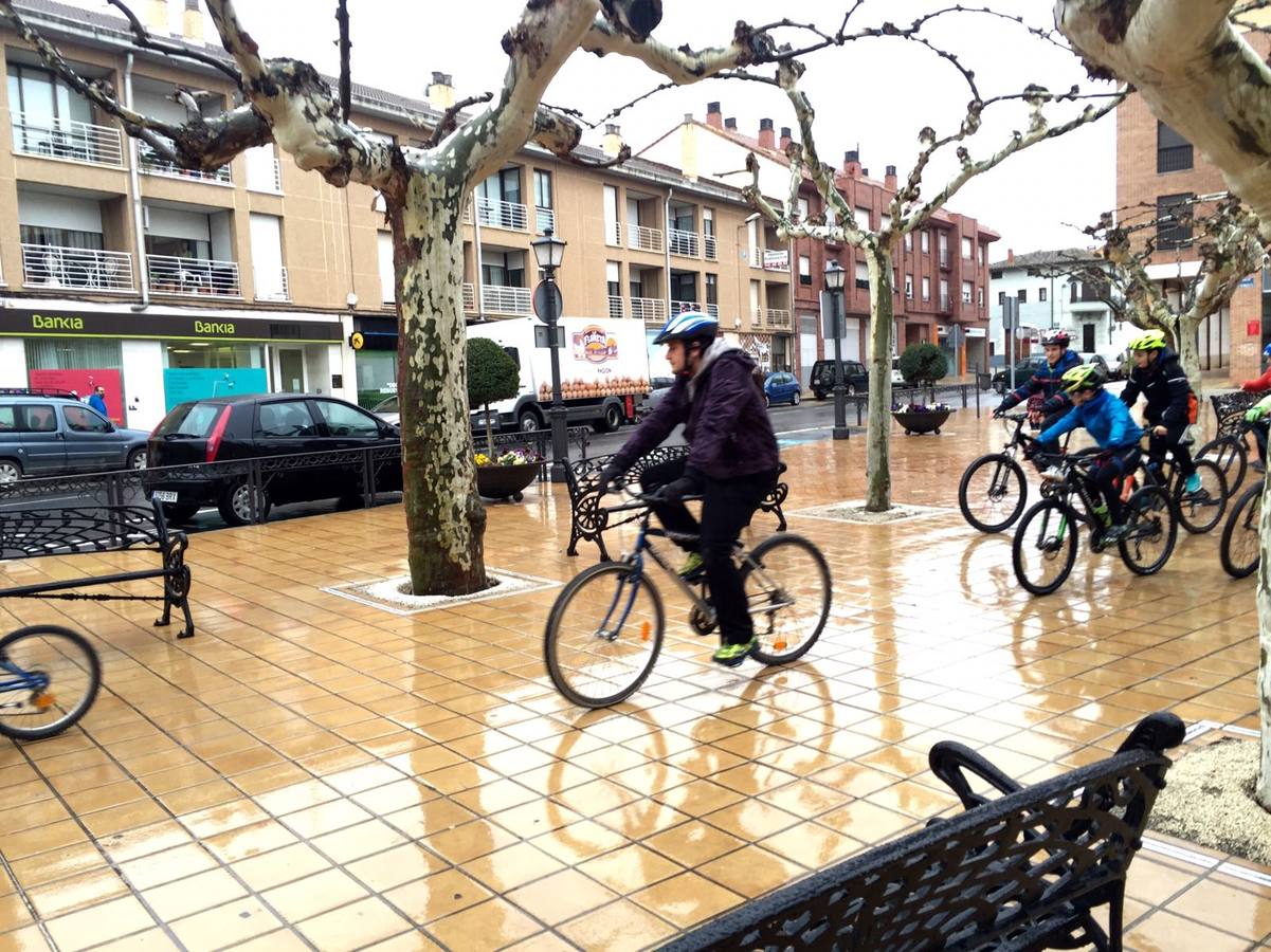 Dentro de las actividades navideñas que ha preparado el Ayuntamiento para estas fechas, la mañana del jueves fue el turno del ciclismo con un paseo cicloturista con la presencia del medallista olímpico de Mountain Bike Carlos Coloma acompañado de sus compañeros del Coloma Bike Club que mantienen en Fuenmayor una escuela de ciclismo dentro dela oferta deportiva municipal que engloba a muchos deportes. Coloma estuvo acompañado además por la joven promesa Vlad Dascalu, que con tan solo 19  años ya es uno de los mejores bikers sub-23 del mundo. Unos 30 ciclistas de todas las edades participaron en este paseo desafiando la desapacible mañana pero contentos de poder pedalear al lado de todo un medallista olímpico que demostró además su gran categoría humana ayudando a los más pequeños e incluso arreglando un pinchazo a uno de ellos. Esta es una más de las numerosas actividades deportivas, festivas y culturales que se han preparado para este periodo navideña en Fuenmayor.