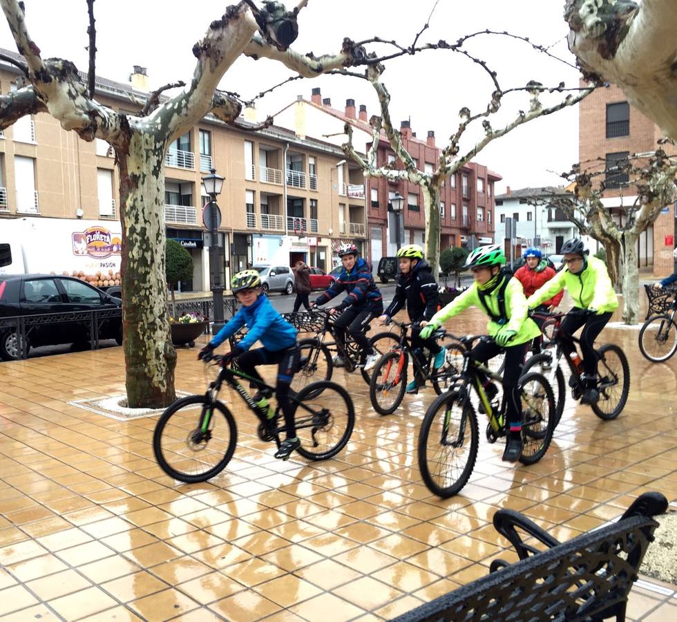 Dentro de las actividades navideñas que ha preparado el Ayuntamiento para estas fechas, la mañana del jueves fue el turno del ciclismo con un paseo cicloturista con la presencia del medallista olímpico de Mountain Bike Carlos Coloma acompañado de sus compañeros del Coloma Bike Club que mantienen en Fuenmayor una escuela de ciclismo dentro dela oferta deportiva municipal que engloba a muchos deportes. Coloma estuvo acompañado además por la joven promesa Vlad Dascalu, que con tan solo 19  años ya es uno de los mejores bikers sub-23 del mundo. Unos 30 ciclistas de todas las edades participaron en este paseo desafiando la desapacible mañana pero contentos de poder pedalear al lado de todo un medallista olímpico que demostró además su gran categoría humana ayudando a los más pequeños e incluso arreglando un pinchazo a uno de ellos. Esta es una más de las numerosas actividades deportivas, festivas y culturales que se han preparado para este periodo navideña en Fuenmayor.