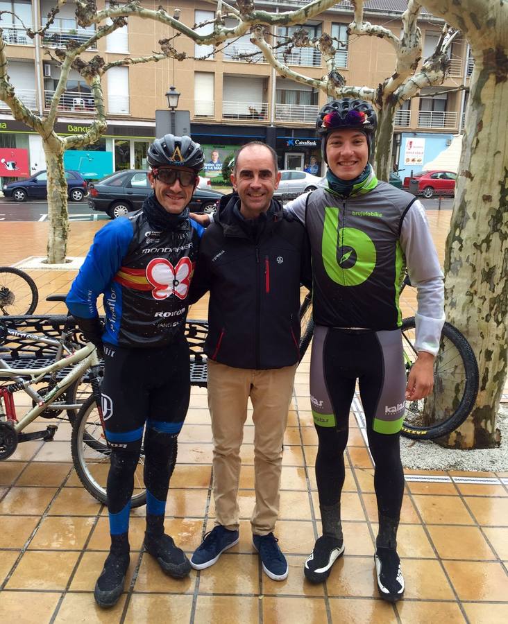 Dentro de las actividades navideñas que ha preparado el Ayuntamiento para estas fechas, la mañana del jueves fue el turno del ciclismo con un paseo cicloturista con la presencia del medallista olímpico de Mountain Bike Carlos Coloma acompañado de sus compañeros del Coloma Bike Club que mantienen en Fuenmayor una escuela de ciclismo dentro dela oferta deportiva municipal que engloba a muchos deportes. Coloma estuvo acompañado además por la joven promesa Vlad Dascalu, que con tan solo 19  años ya es uno de los mejores bikers sub-23 del mundo. Unos 30 ciclistas de todas las edades participaron en este paseo desafiando la desapacible mañana pero contentos de poder pedalear al lado de todo un medallista olímpico que demostró además su gran categoría humana ayudando a los más pequeños e incluso arreglando un pinchazo a uno de ellos. Esta es una más de las numerosas actividades deportivas, festivas y culturales que se han preparado para este periodo navideña en Fuenmayor.
