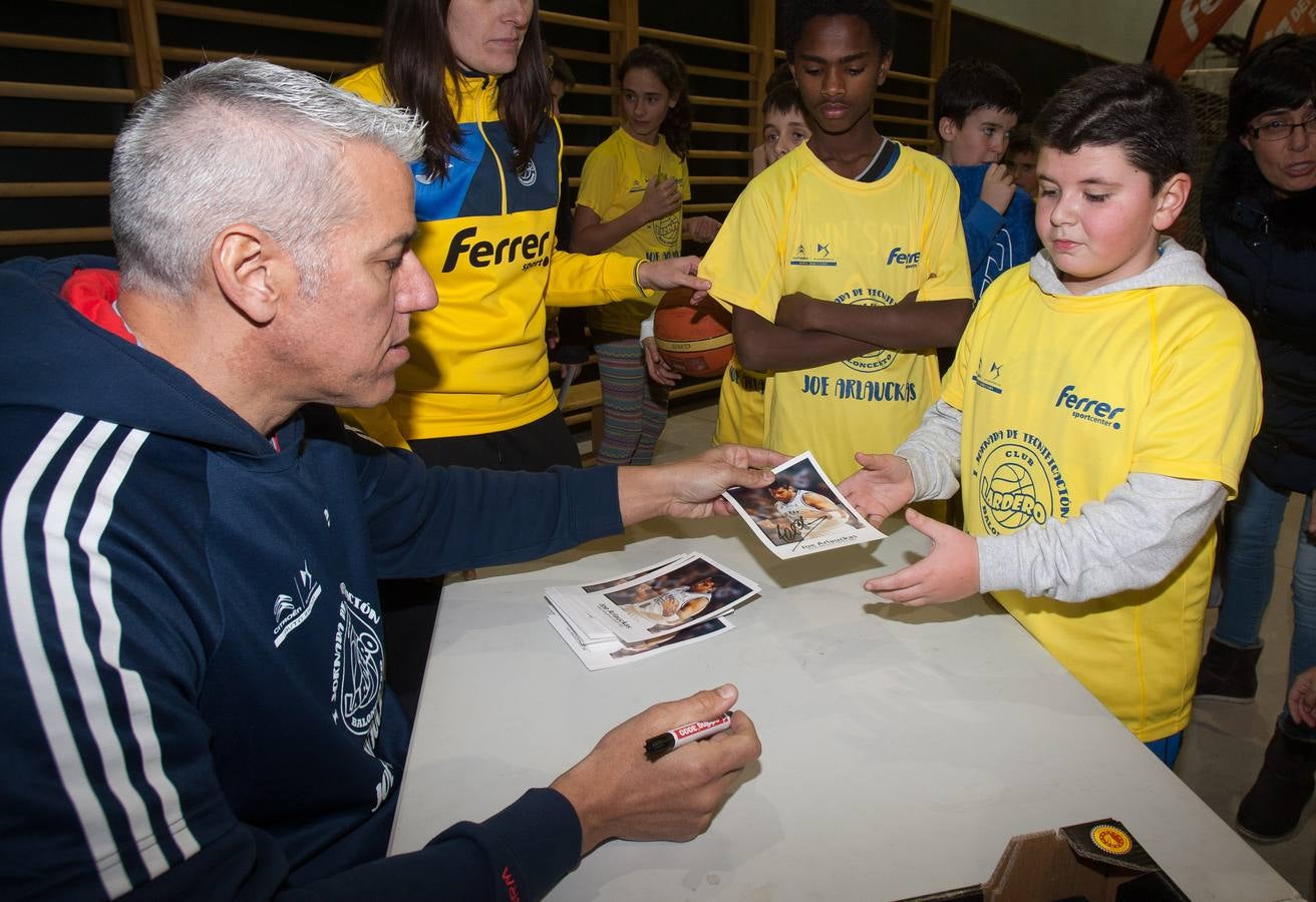 Joe Arlauckas, exjugador del Real Madrid y Baskonia, compartió ayer sus experiencias con los jóvenes jugadores que participaron en el torneo Canteras y con otros que desde hoy disputan el de Lardero. El neoyorkino no dudó en bromear con los más pequeños, a quienes explicó algunos trucos. Hoy estará también en Lardero, donde arranca una competición que acoge tres categorías -Prebenjamín, Benjamín, Alevín- y 25 equipos.
